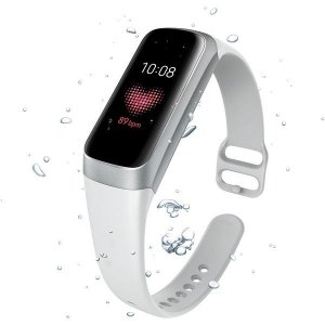 Speciální ergonomické provedení Samsung Galaxy Fit bylo konzultováno s předními sportovci a díky tomu padne na zápěstí jako ulitý a navíc je lehký jako pírko