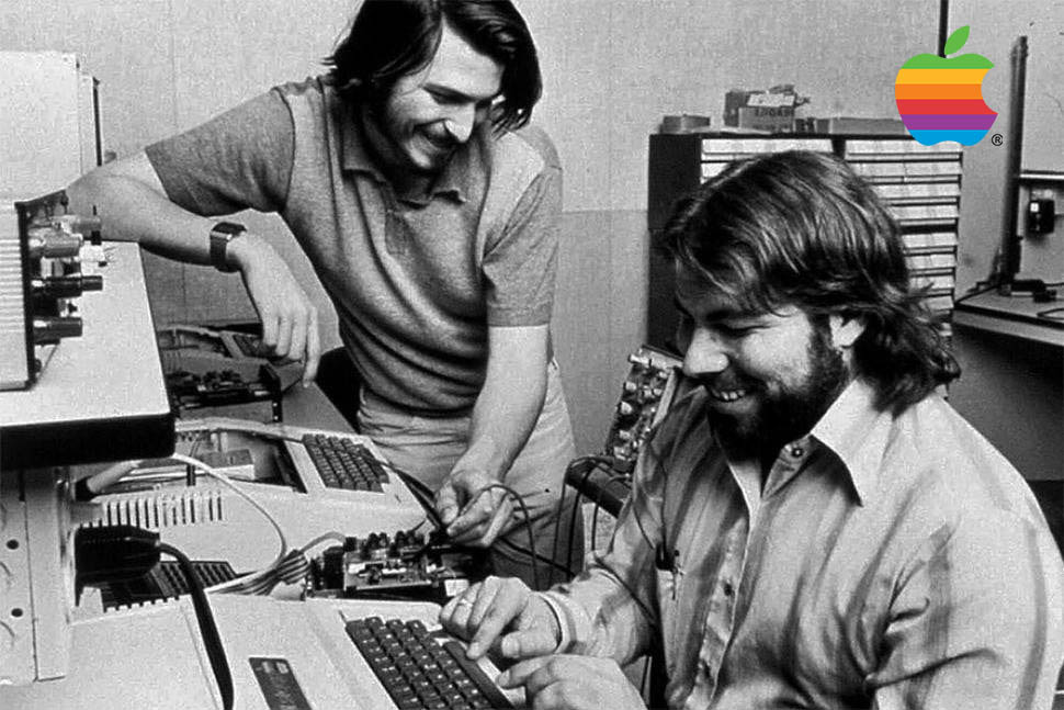 Steve Jobs a Wozniak v první "dílně" Applu, v garáži :-)