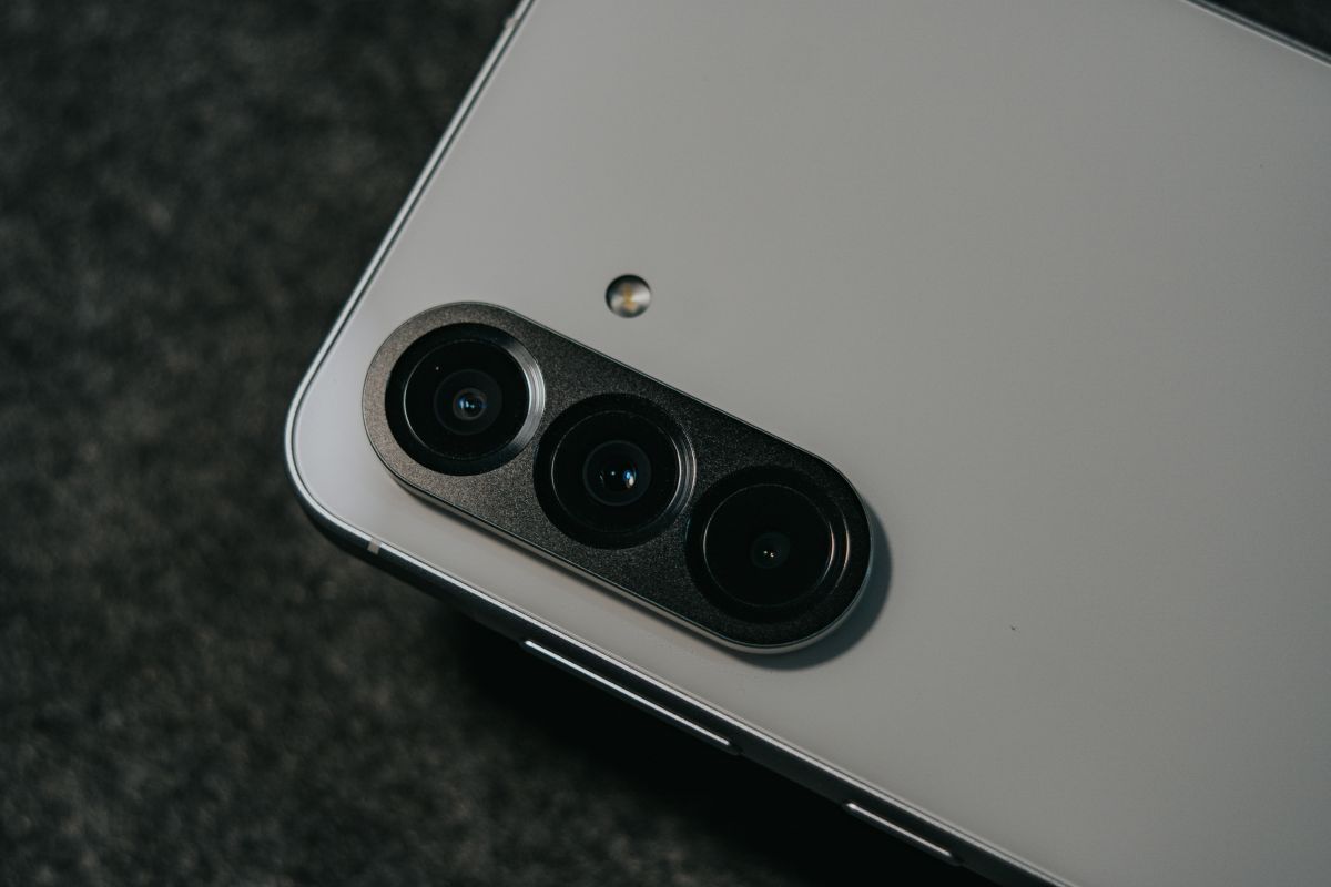 Detail fotoaparátu smartphonu s více objektivy