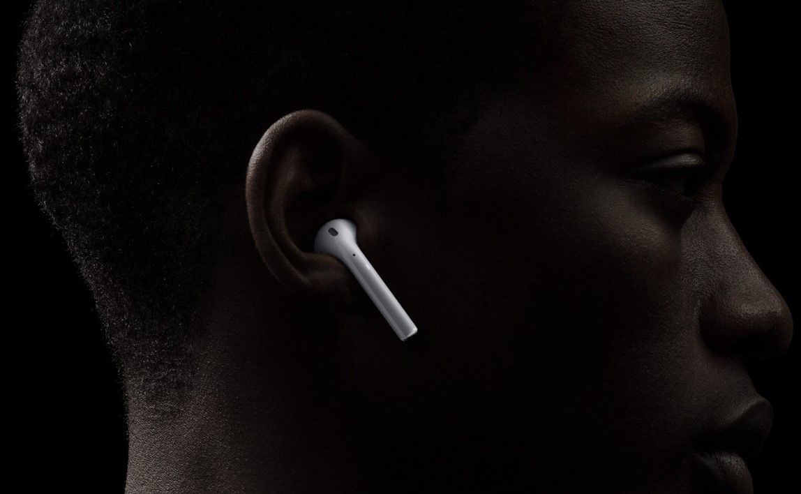 Už žádné odpojování a pomalé nabíjení, navíc ještě kvalitnější zvuk, to vše díky novému čipu Apple Airpods