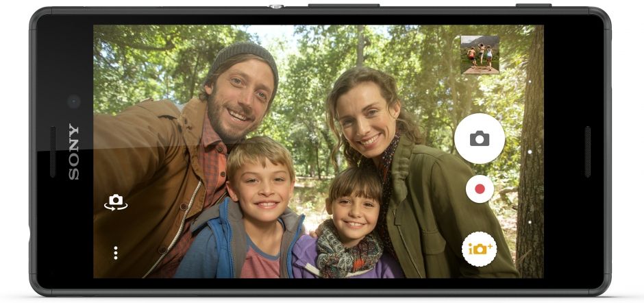 Do obrazu se vejdete všichni díky širokoúhlému záběru Sony Xperia M4 Aqua Black