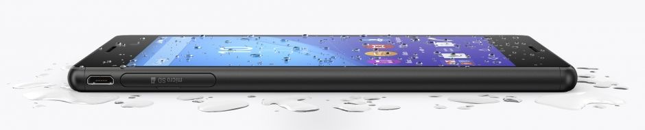 Voděodolná a prachuodolná Sony Xperia M4 Aqua vám může dělat společnost všude, třeba i v bazénu.